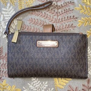 Adele logo smartphone wallet